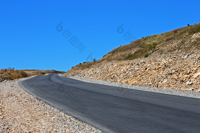 道路公路山坡摄影图