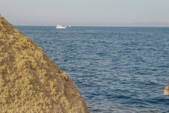 悬崖边海水摄影图