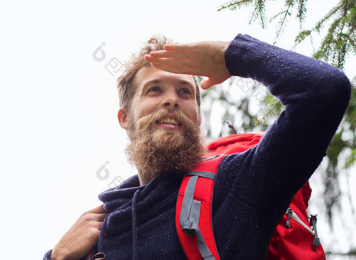 满脸胡子的成年男人