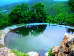 山上的碧绿水潭摄影图