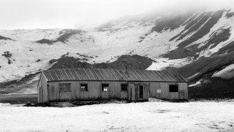 阳光下雪山山脉建筑