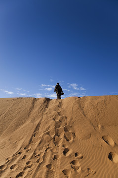 蓝天下的沙漠行走人物