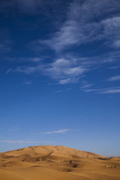 蓝色天空下的荒漠摄影