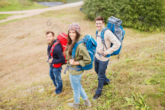 朋友户外登山旅游摄影图