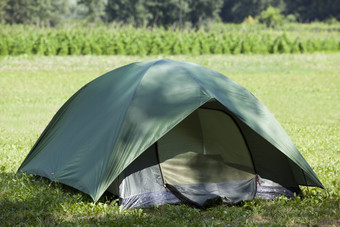 户外绿色帐篷摄影图