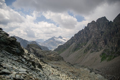 云层下的面山峰山丘