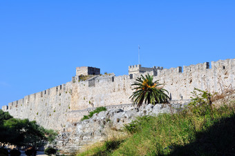 蓝天下的古老城墙建筑