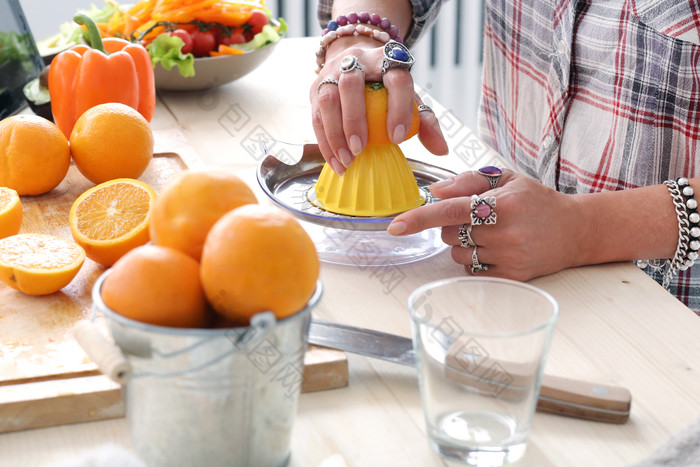 在桌子上压果汁的手