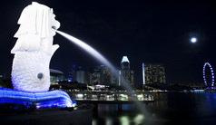 夜晚海面雕塑喷水摄影图