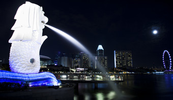 <strong>夜晚海面</strong>雕塑喷水摄影图