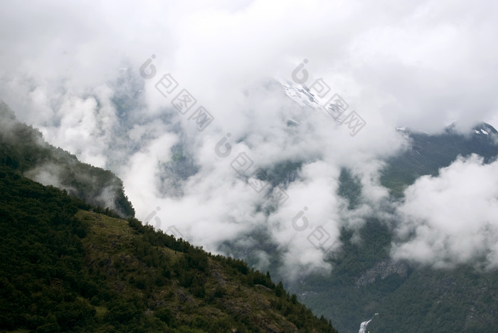 山峰云雾风景摄影图
