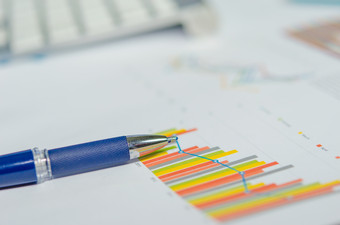 商务数据图和圆珠笔