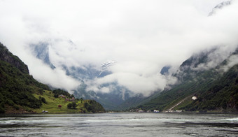 白云山脉河水摄影图
