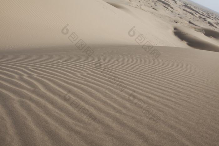绵延起伏的沙漠沙丘