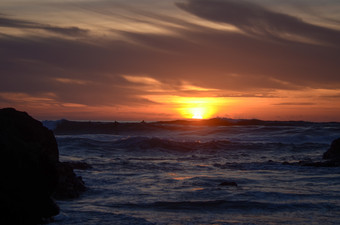 夕阳海面海水天空摄影图