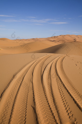 沙漠上的<strong>车轮印</strong>摄影图