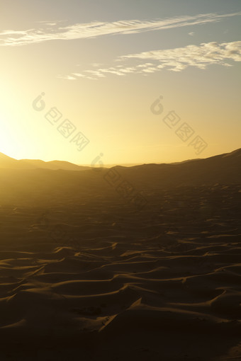 阿拉伯沙漠上空的夕阳余晖