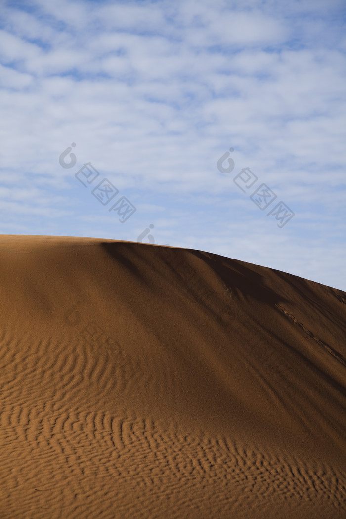 晴朗天空下沙漠沙丘