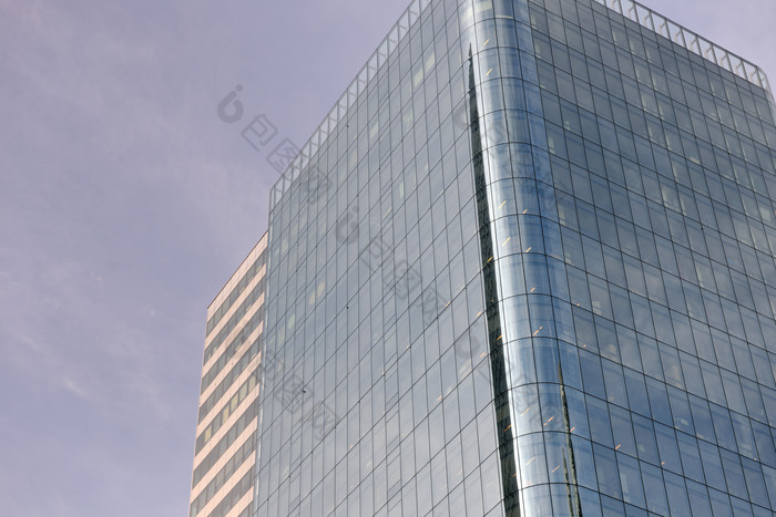 现代建筑围着玻璃幕墙的大楼
