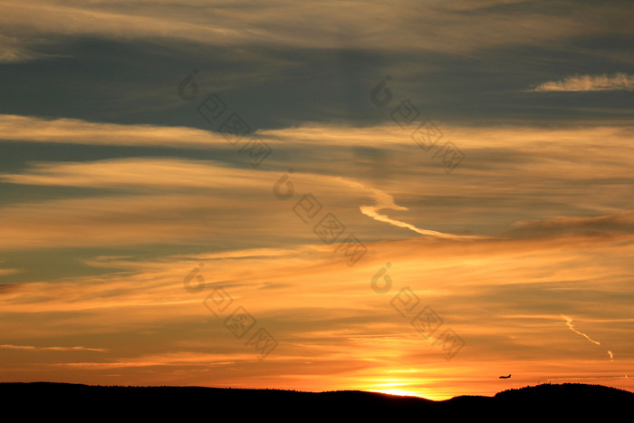 夕阳云彩日落风景图