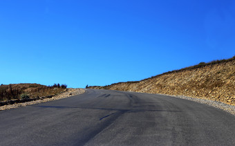 空无一人的高速公路