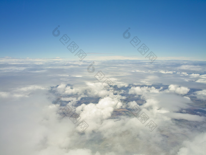 洁白无瑕的云层上未经污染的蓝天
