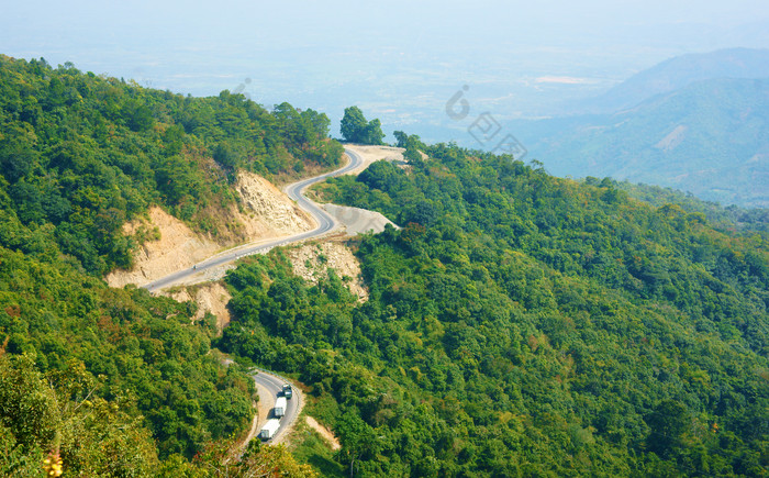 远处深山里的马路