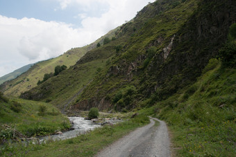 <strong>翠绿</strong>山峰下的土路小道