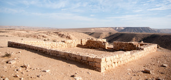 沙漠堆积的石头摄影图
