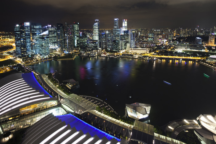 站在高楼上俯瞰沿海城市夜景