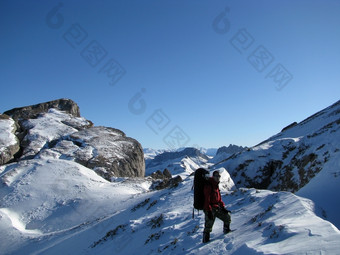 正在雪山上攀登的人摄影