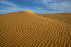 蓝天沙漠风景摄影图