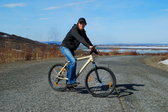 自行车骑行男士摄影图