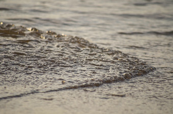 海面上的水波纹气泡