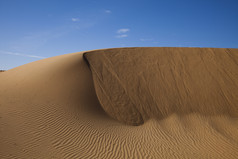 蓝色天空下的沙漠沙滩沙地