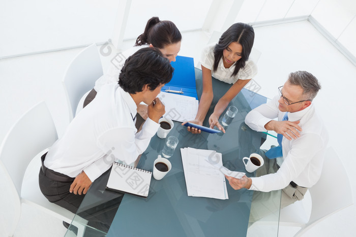 坐在一起商量事情的办公室人物