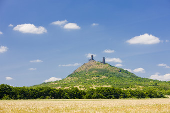 蓝天白云下<strong>高山青山</strong>