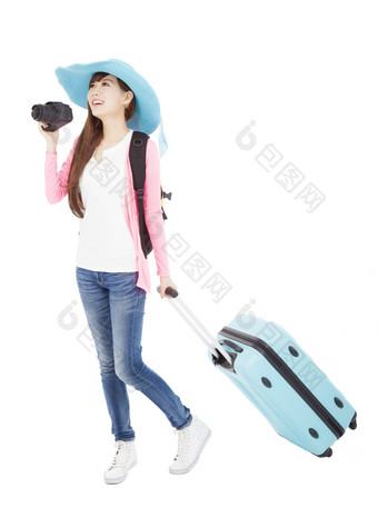 拉着行李箱带着帽子的女孩