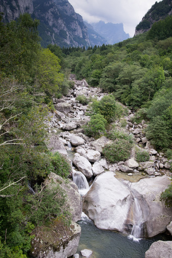 山脉岩石泉水摄影图