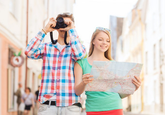 春季旅游人物看地图拍照