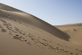 沙子沙漠沙丘脚印摄影图