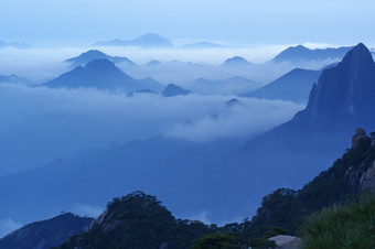 夜间云雾中的山峰景色