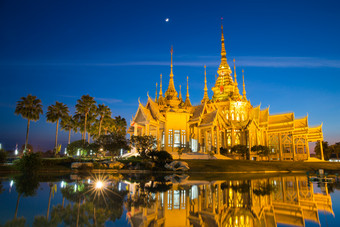 蓝色天空下夜晚的泰国建筑