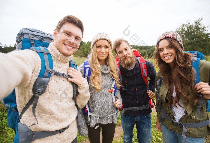 正在自拍的旅行者