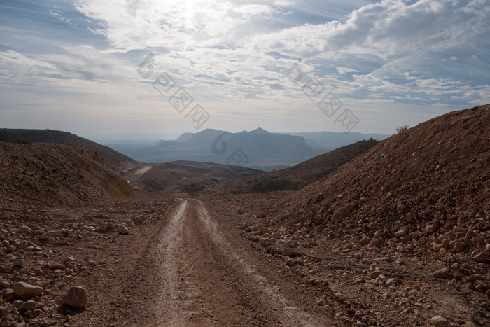 公路土地石子天空白云山峰