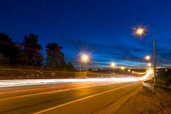 包圖網提供精美好看的夜晚公路邊的路燈素材免費下載,本次作品主題是