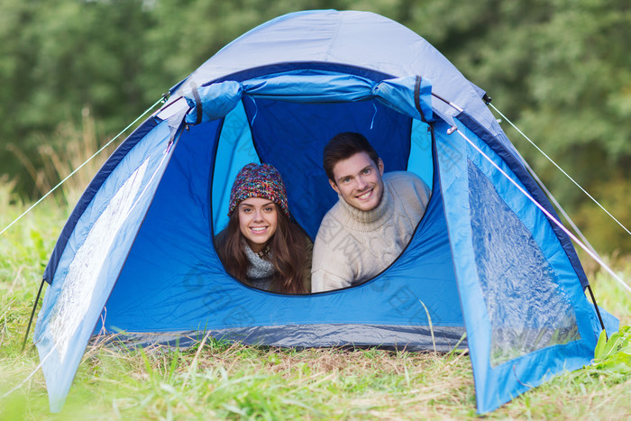 躲在帐篷里面的夫妻情侣