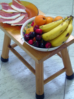 凳子上的新鲜水果