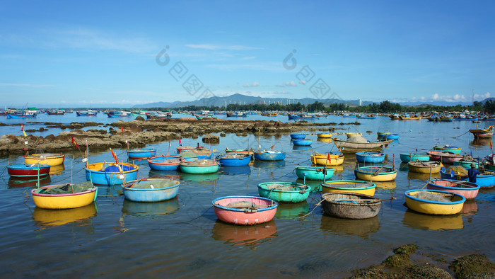 淡水湖海滩边的七彩小船