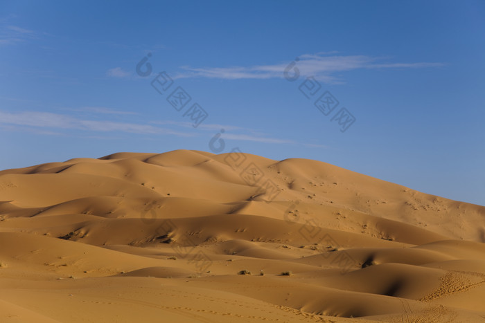 蓝天下的沙漠山丘